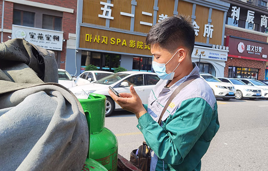 穿越大街小巷  守護四季朝夕 炎炎夏日送瓶工的一天